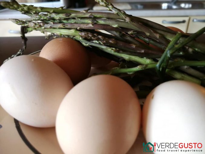 Wild asparagus and eggs -© photo Anna Bruno/Verdegusto